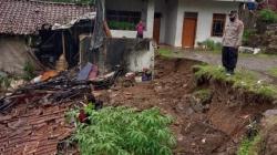 Gudang Hancur Terseret Tanah Longsor di Bungbulang Garut