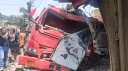 Kecelakaan di Cianjur, Truk Tronton Oleng Seret Pemotor dan Tabrak Rumah<