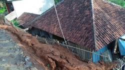 Longsor Rusak Rumah di Cililin KBB, 1 Keluarga Terpaksa Ngungsi<