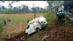 Kecelakaan di Jalan Lingkar Sumpiuh Banyumas, Mobil Muatan Paket Terjun ke Sawah