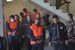 Tampang Pj Bupati Sorong Ditahan KPK