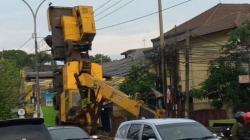 Crane Terbalik di Lokasi Proyek Revitalisasi Sungai di Bogor, Tak Kuat Angkat Beban<