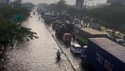 Penampakan Ratusan Kendaraan Terjebak Kemacetan Parah akibat Banjir Kaligawe-Genuk 