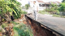 Jalan Desa Susukan Perum Pesona Citayam Bogor Ambles, Warga Desak Perbaikan<