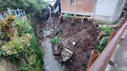 Bencana Tanah Longsor Terjang Pasirlayung Kota Bandung, 1 Orang Tewas 3 Luka-luka<