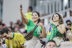 Potret Perempuan Seksi Pendukung Timnas Brasil Bikin Gagal Fokus Penonton di JIS