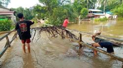 Banjir Terjang Landak Kalbar, 1.242 Warga Terdampak Harus Ngungsi Mandiri 