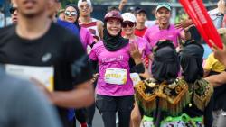 Siti Atikoh Tuntaskan Full Marathon Borobudur Marathon 2023 5 Jam 46 Menit