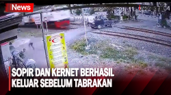 Pikap Mogok di Rel Tertabrak Kereta Api Terekam CCTV di Lamongan