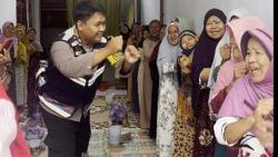  Seru, Bhabinkamtibmas Ajak Puluhan Wanita Lansia Nyanyi dan Berjoget di Posyandu