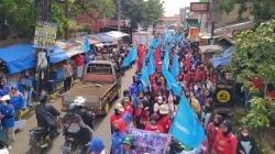 Tuntut Upah Naik 25 Persen, Buruh Cimahi Long March di Kawasan Industri<