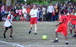 Jokowi Main Sepak Bola dengan Pelajar Papua, Pakai Nomor 23 dan Sukses Cetak Gol<