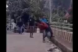 Viral Perkelahian Warga Lima Puluh Kota, Korban Dilempar dari Atas Jembatan