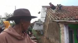 Puting Beliung Terjang Cijeruk Sumedang, Puluhan Rumah Porak-poranda<