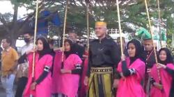 Kunjungi Istana Kerajaan Tertua di Sulsel, Ganjar Disambut Tarian dan Dihadiahi Keris<