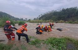 10 Mahasiswa Universitas Pancasakti Tegal Terjebak Banjir Sungai Kaligung  