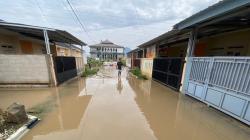 Banjir Rendam Perumahan Bumi Citra Indah 2 Cipatik KBB, Warga Mengungsi ke Masjid