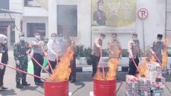 Barang Bukti Kejahatan Dimusnahkan di Kejari Bale Bandung, Sabu Diblender dan Ganja Dibakar