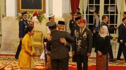 Momen Bahagia, Luhut Hormat ke Jokowi lalu Peluk Maruli usai Dilantik Jadi KSAD