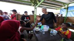 Pedagang Bubur Ayam di Merauke Girang Warungnya Dikunjungi Ganjar Pranowo: Tidak Menyangka