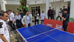Momen Mahfud MD Main Tenis Meja Bareng Relawan di Hari Ketiga Kampanye