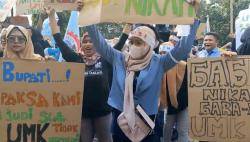 Ratusan Buruh di Rembang Demo Tolak UMK 2024<