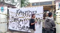 Viral, Warga Kabandungan Sukabumi Segel Kantor Desa, Kecewa soal ADD  