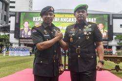 Jenderal Maruli Simanjuntak Terima Jabatan KSAD dari Jenderal Agus Subiyanto