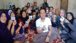 Caleg Partai Perindo Arief Santoso Sapa Warga Mandalajati Bandung, Bagikan Sembako dan Kalender<