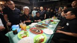 Momen Ganjar Pranowo Nikmati Seafood di Pasar Malam Kuliner Kampung Solor di Kota Kupang