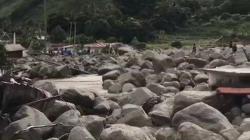 Ngerinya Penampakan Longsor dan Banjir Bandang di Humbahas, Batu Besar Berserakan di Jalan<