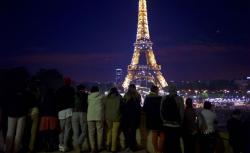 Pria Berpisau Serang Turis Dekat Menara Eiffle Paris, 1 Orang Tewas 2 Luka