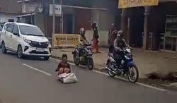Wanita Diduga ODGJ Berulah di Jalan Raya Karangpawitan Garut, Lalu Lintas Sempat Macet