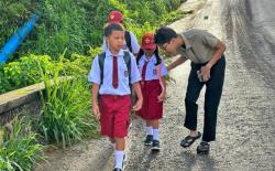 Berkunjung ke Toraja, Alam Ganjar Menginap di Rumah Warga hingga Antar Anak-Anak Sekolah<