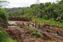 Penampakan Jalur Rel Kereta Lintas Banyumas Tertimbun Material Longsor