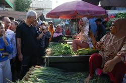 Ganjar Pranowo Kunjungi Pasar Mandonga Kendari, Cek Harga Bahan Pokok hingga Terima Curhat Pedagang