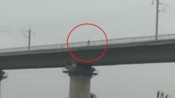 Viral Pria Jalan Kaki di Jalur Kereta Cepat Jakarta-Bandung Whoosh<