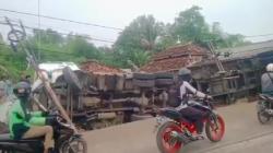 Kecelakaan di Karawang, Truk Kontainer Tabrak Musala dan 2 Rumah Warga