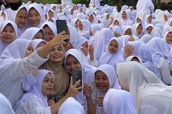 Momen Siti Atikoh Disambut Hangat Para Santri di Tasikmalaya