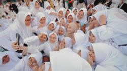 Doa Bersama di Ponpes Cipasung Tasikmalaya, Santriwati Panggil Ibu Mertua ke Atikoh Ganjar