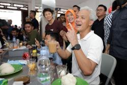 Blusukan ke Pasar Baru Balikpapan, Ganjar Pranowo Serap Aspirasi Warga Sambil Ngopi di Warkop Legendaris