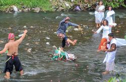 Seniman Jogja Larung Foto Ade Armando di Sungai Gajah Wong<