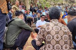 Blusukan di Gunungkidul, Menteri ATR/BPN Hadi Tjahjanto Serahkan Sertifikat Tanah <