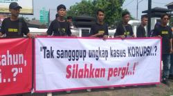 Massa LSM dan Ormas Geruduk Kajari Karawang, Tuntut Tuntaskan Kasus Korupsi<