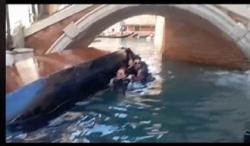 Heboh, Turis Selfie Sambil Berdiri di Gondola Venesia hingga Tercebur