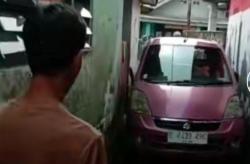 Viral Mobil Berusaha Keluar dari Gang Kecil, Terjebak Gara-Gara Google Maps  