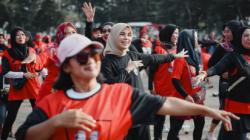 Atikoh Ganjar Senam Bareng Emak-Emak di Alun-Alun Kota Serang Banten<