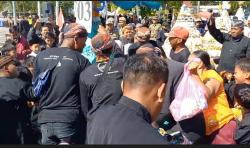 Heboh Ribuan Warga Blora Berebut Puluhan Gunungan, Ada Anak Sakit Langsung Sembuh <