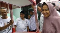  Suami Istri Penjual Gorengan dan Nasgor di Banyumas Semringah Dapat Gerobak Perindo<