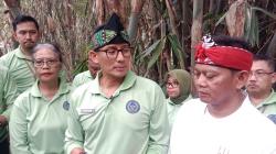 Upaya Kurangi Emisi Karbon, Sandiaga Uno Tanam 100 Pohon di Udjo Ecoland Bandung<